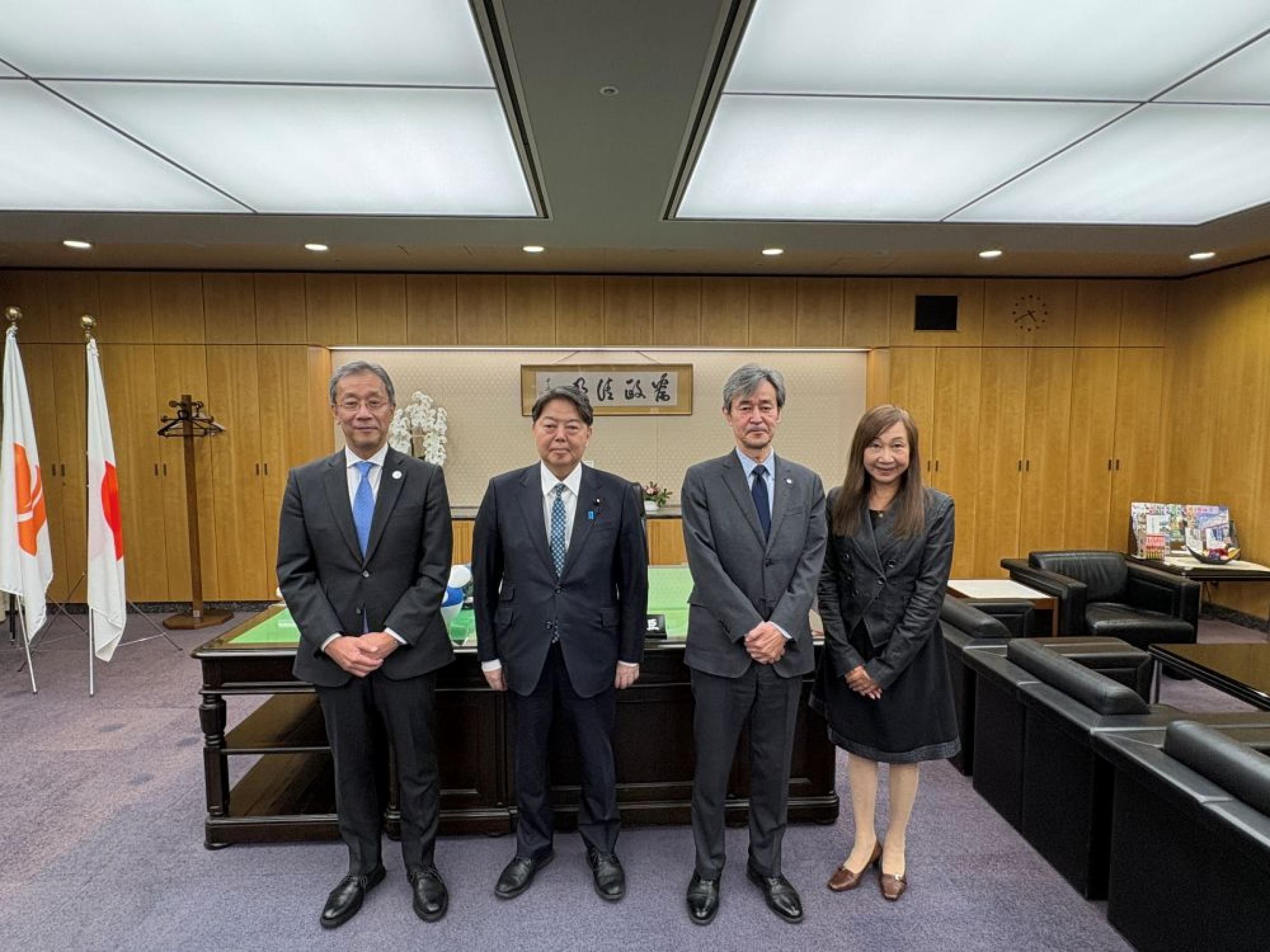 （左から）藤井輝夫東京大学総長、林芳正総務大臣、梅原出横浜国立大学長、林裕子横浜国立大学 高等研究院 運営諮問委員