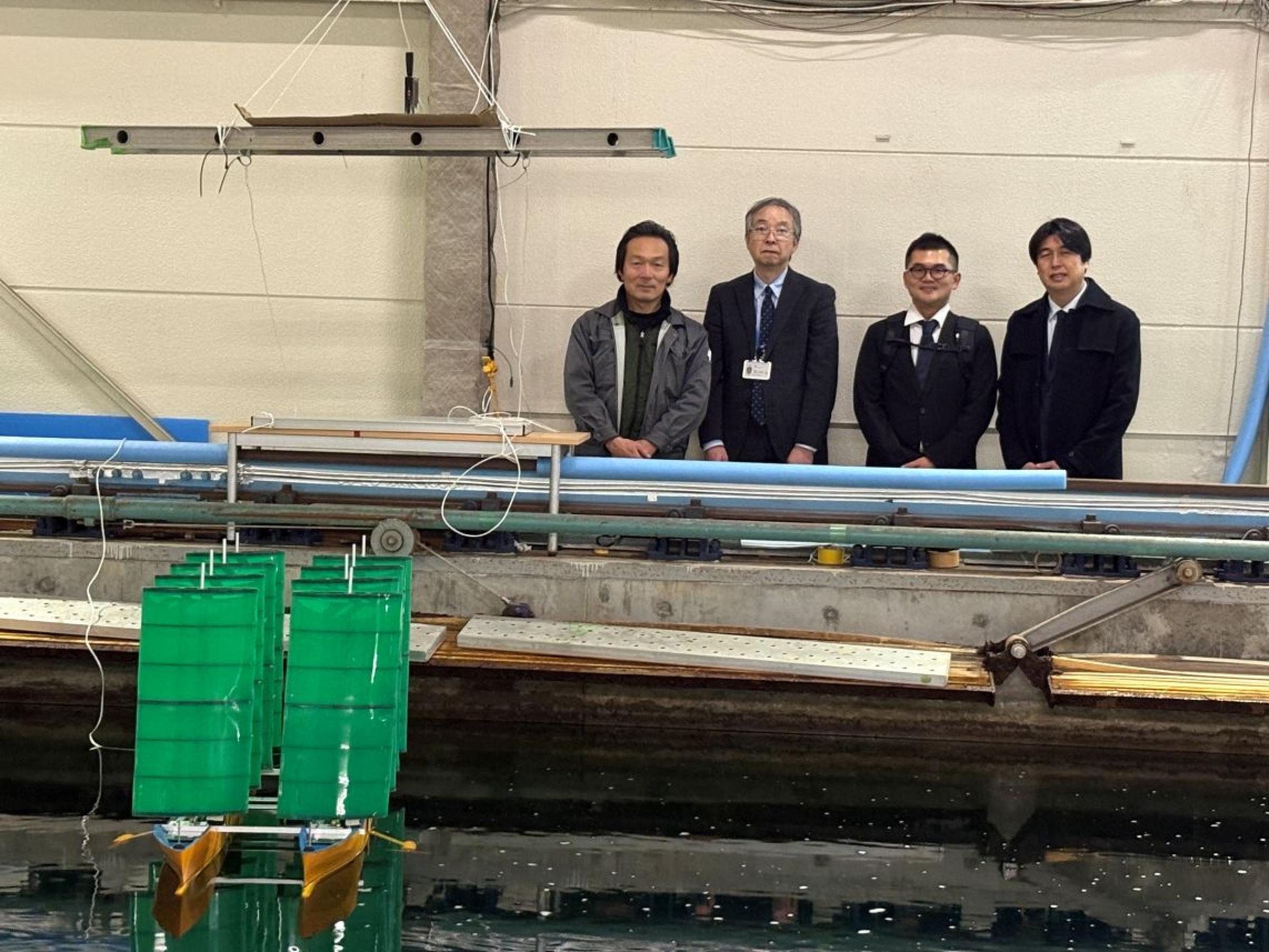 （左から）平川准教授、室井気象防災監、池本技術管理係長、筆保TRC長