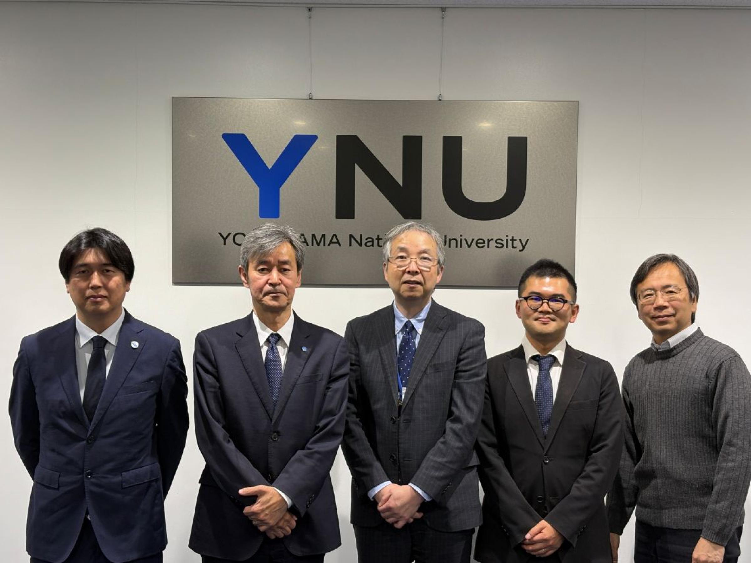 （左から）筆保TRC長、梅原学長、室井気象防災監、池本技術管理係長、坪木TRC副センター長・名古屋大学教授