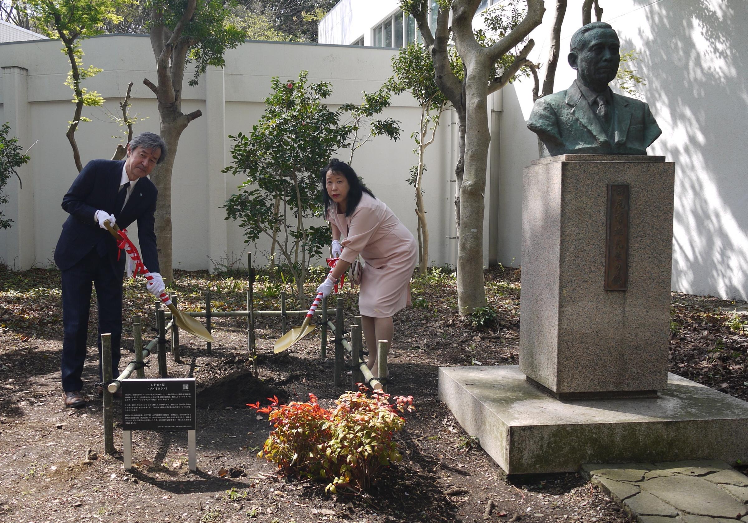 植樹をする梅原学長(左)と梅本代表理事(右)