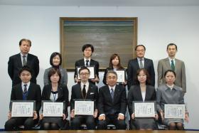 鈴木学長(中央右)を囲んで記念撮影