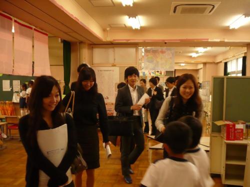 附属横浜小学校1年生の教室へ