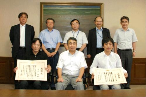 鈴木学長(中央前)を囲んで記念撮影(左前:北山恒教授、右前:西沢立衛教授)