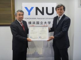 鈴木学長（左）と長谷部情報基盤センター長（右）