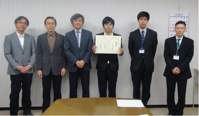 阪本さんとの記念写真撮影(左から仁村情報企画課長、徐教授、長谷部センター長、阪本さん、塩野研究教員、志村講師)