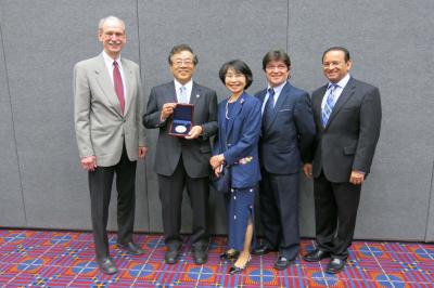Distinguished YNU Professor Yozo Fujino is the second man from the left. His wife is next to Fujino