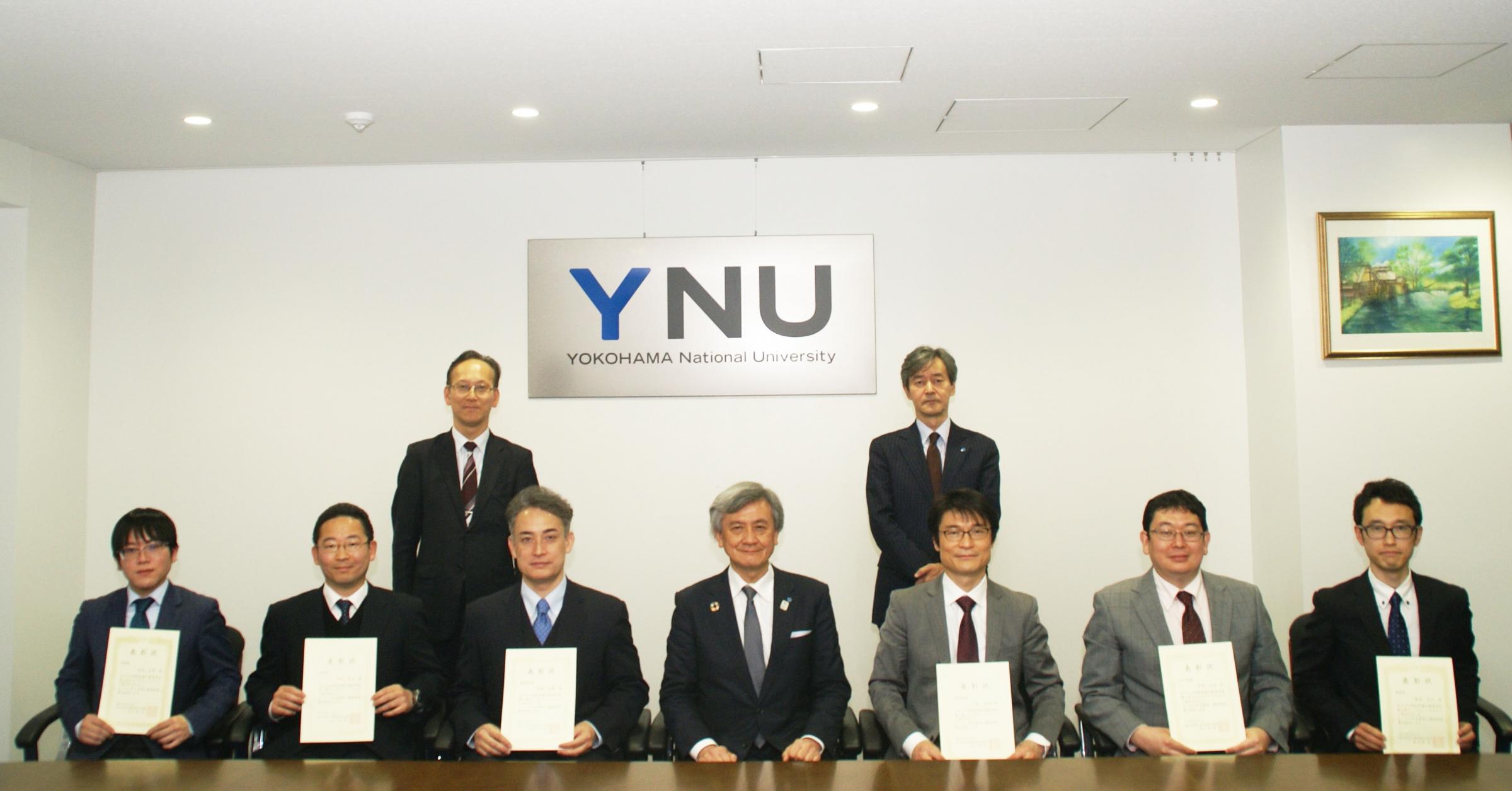 (前列)髙本准教授、木村准教授、佐藤教授、長谷部学長、小坂教授、吉岡准教授、飯島准教授 (後列)松川副学長、梅原理事