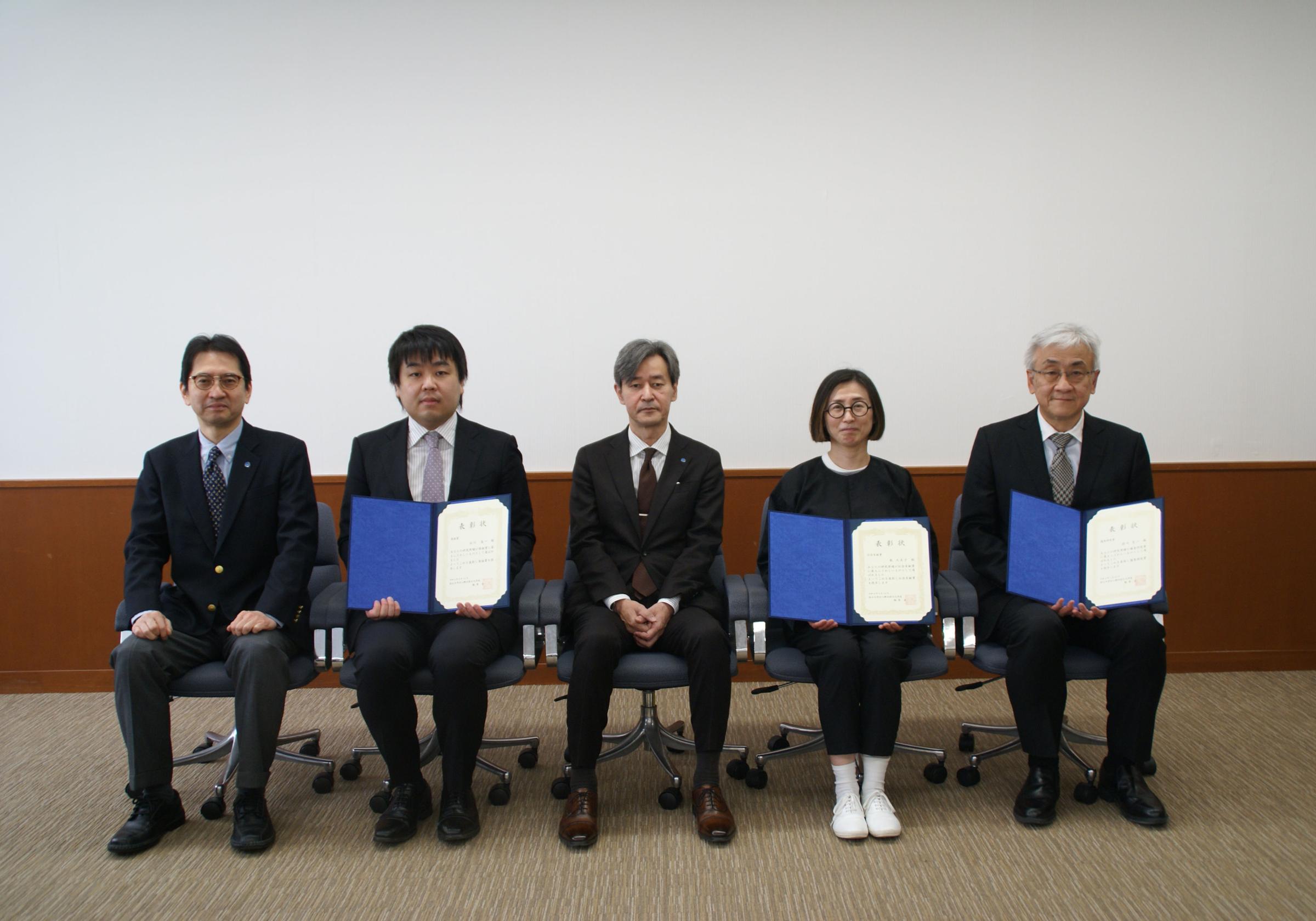 三宅理事、白川准教授、梅原学長、乾教授、前川教授