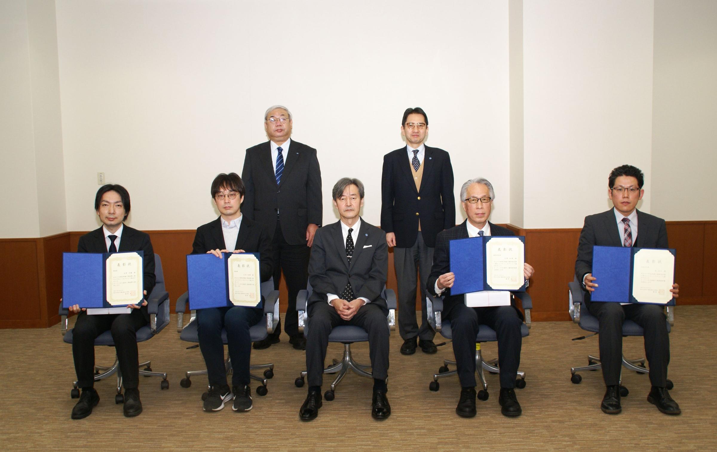 (前列)水野准教授、太田准教授、梅原学長、今野教授、島准教授 (後列)渡邊研究・学術情報部長、三宅理事