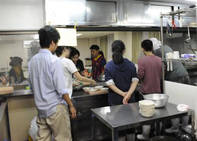 両国の学生による夕食の準備