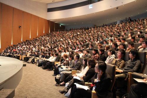 真剣なまなざしで講演に聞き入る参加者の学生たち