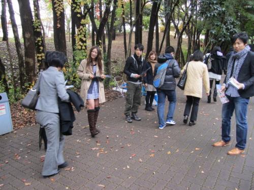 正門でもフリーペーパーを配布。受験生・保護者の皆様が続々来場