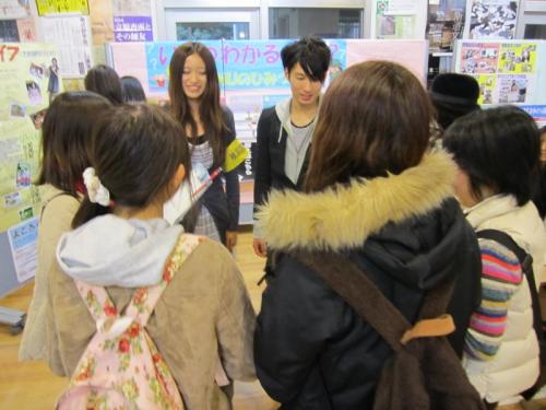 午後からは、図書館1階にて受験生と交流をしました