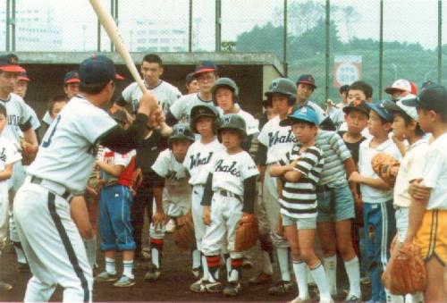 近隣の子供達を集めての野球指導の様子