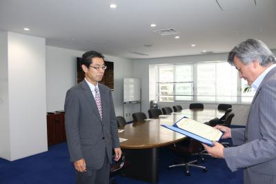 長谷部勇一学長から栗山浩一様に感謝状を贈りました