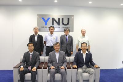 前列左から栗山様、長谷部学長、岡松様。後列左から関崎総務部長、永井学長補佐(ヨット部顧問)、大門理事、中村(博)学長補佐