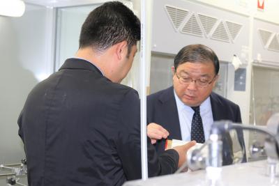 中尾 航教授(左)から説明を受ける戸谷一夫事務次官(右)