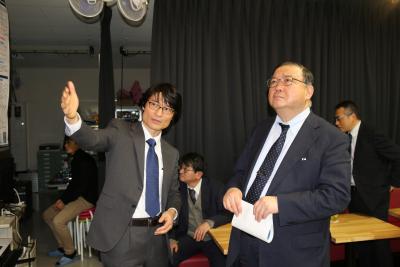 小坂 英男教授(左)による研究説明の様子