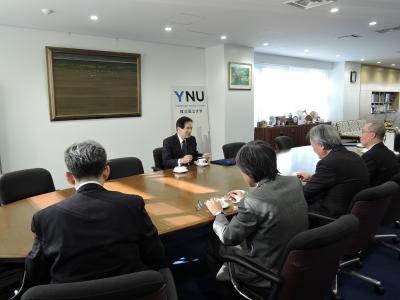 学長、理事らと歓談