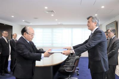 校友会杉田会長への感謝状贈呈の様子