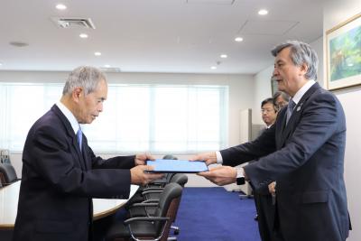 友松会芦川会長への感謝状贈呈の様子