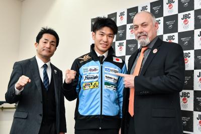 新田会長(左)と黒田選手(中央)(撮影:山口裕朗)