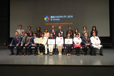ファイナリストによる記念撮影(下段左から5番目が小倉さん)
