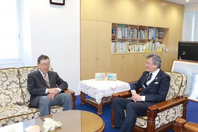 藤野上席特別教授(左)より長谷部学長に受賞の報告