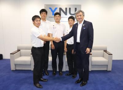 学長に健闘を誓う選手