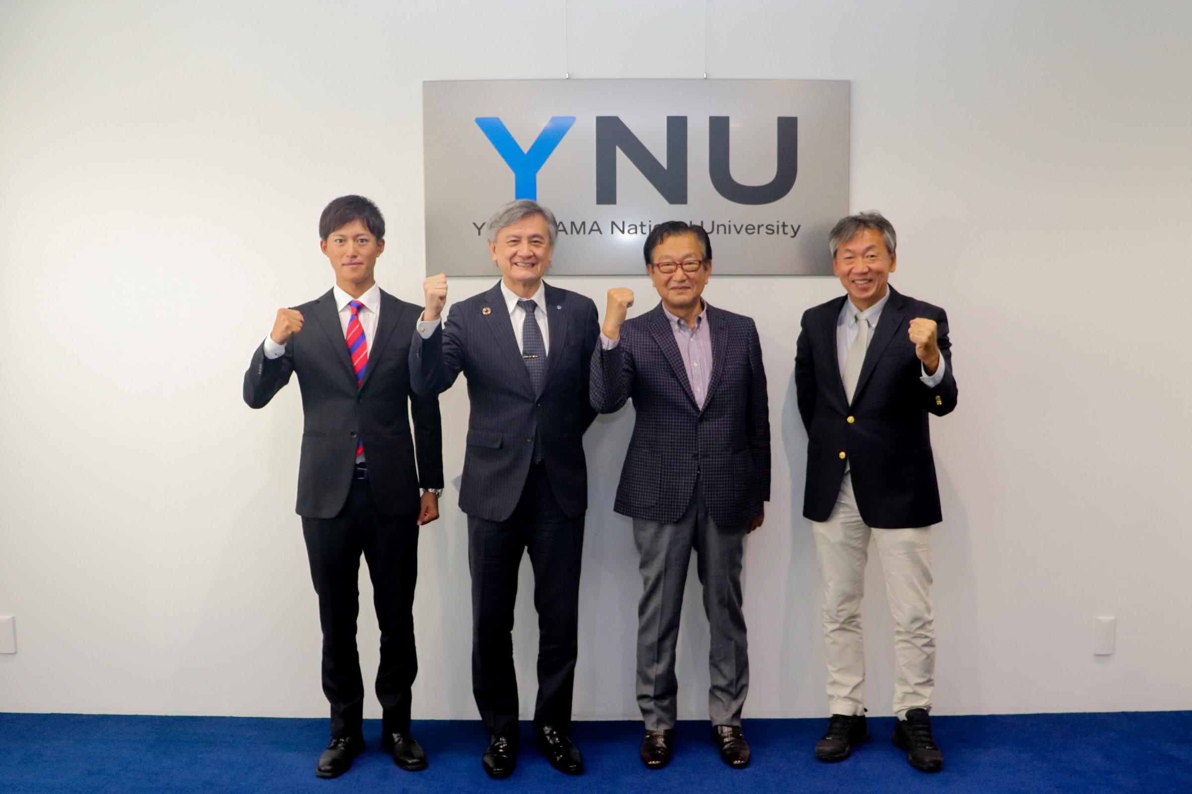 左から、高橋主将、長谷部学長、井坂監督、永井教授