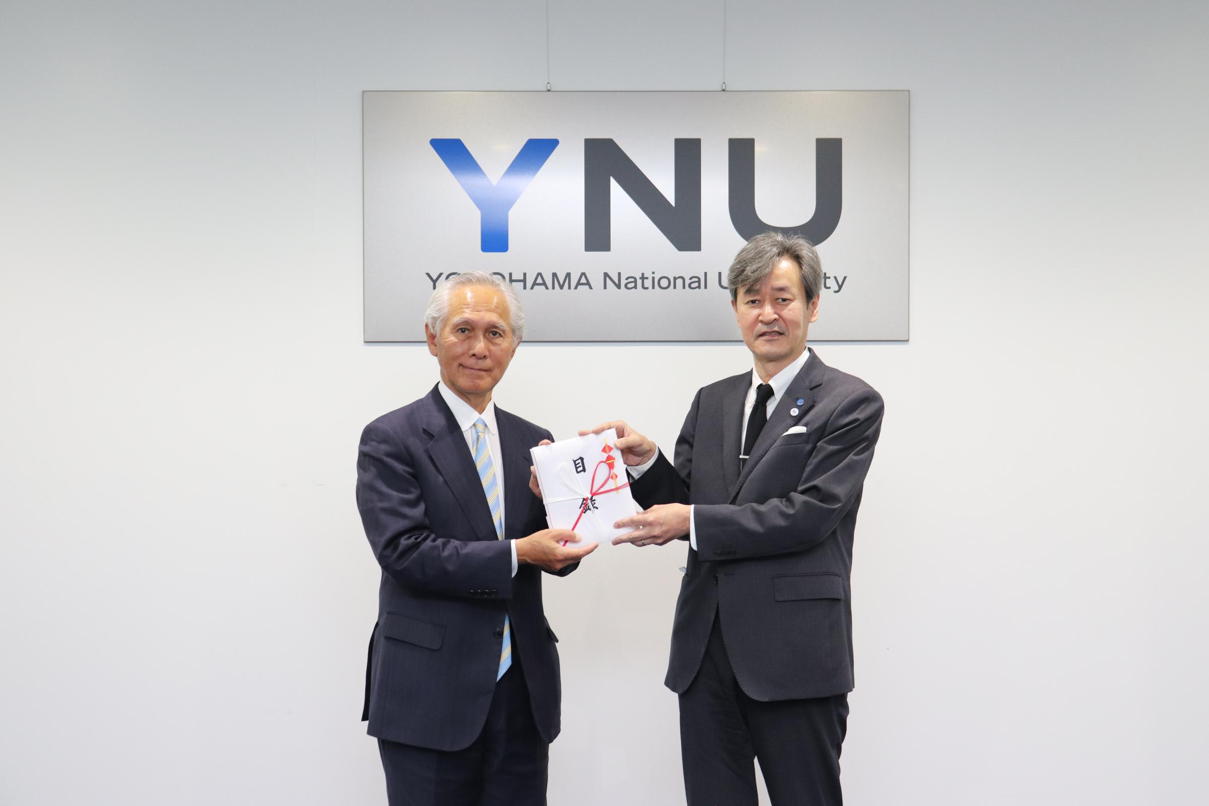 写真左から 宮田芳文会長、梅原学長