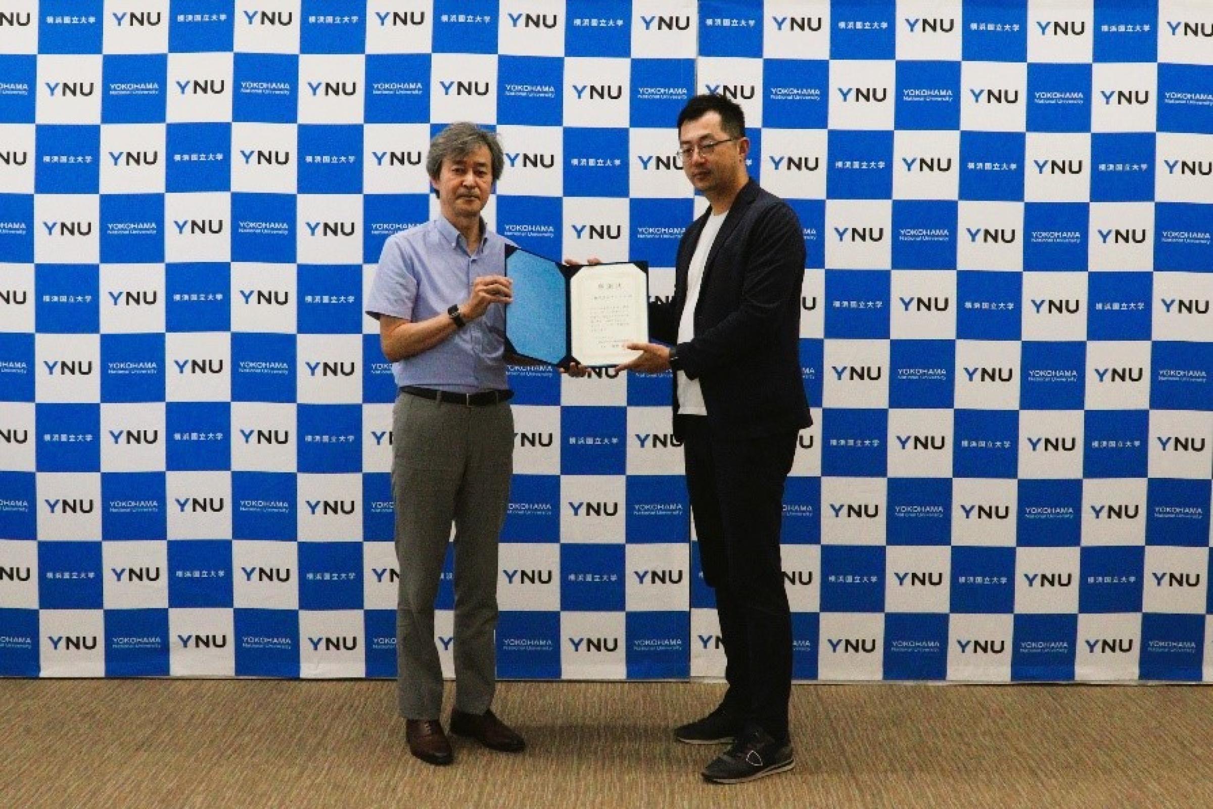 株式会社ナエドコ CEO 湯川 恭光様（右）と、梅原学長（左）