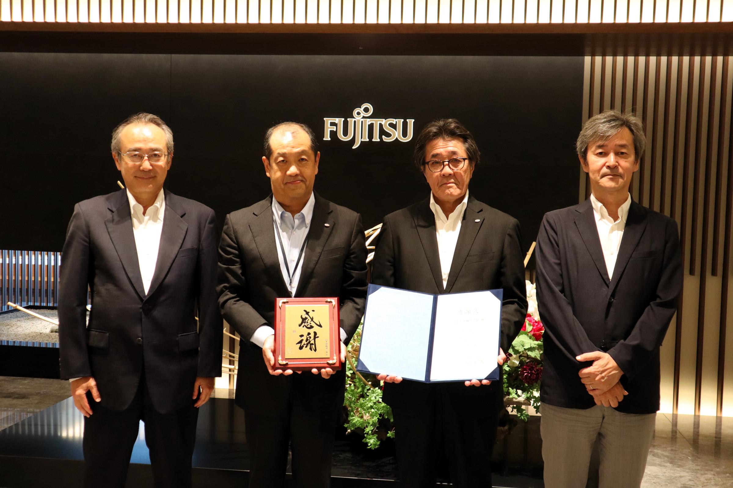 右から梅原学長、富士通Japan株式会社 取締役会長 窪田 雅己 様 富士通株式会社 テクノロジビジネスマネジメント本部長 豊田 建 様、川村理事