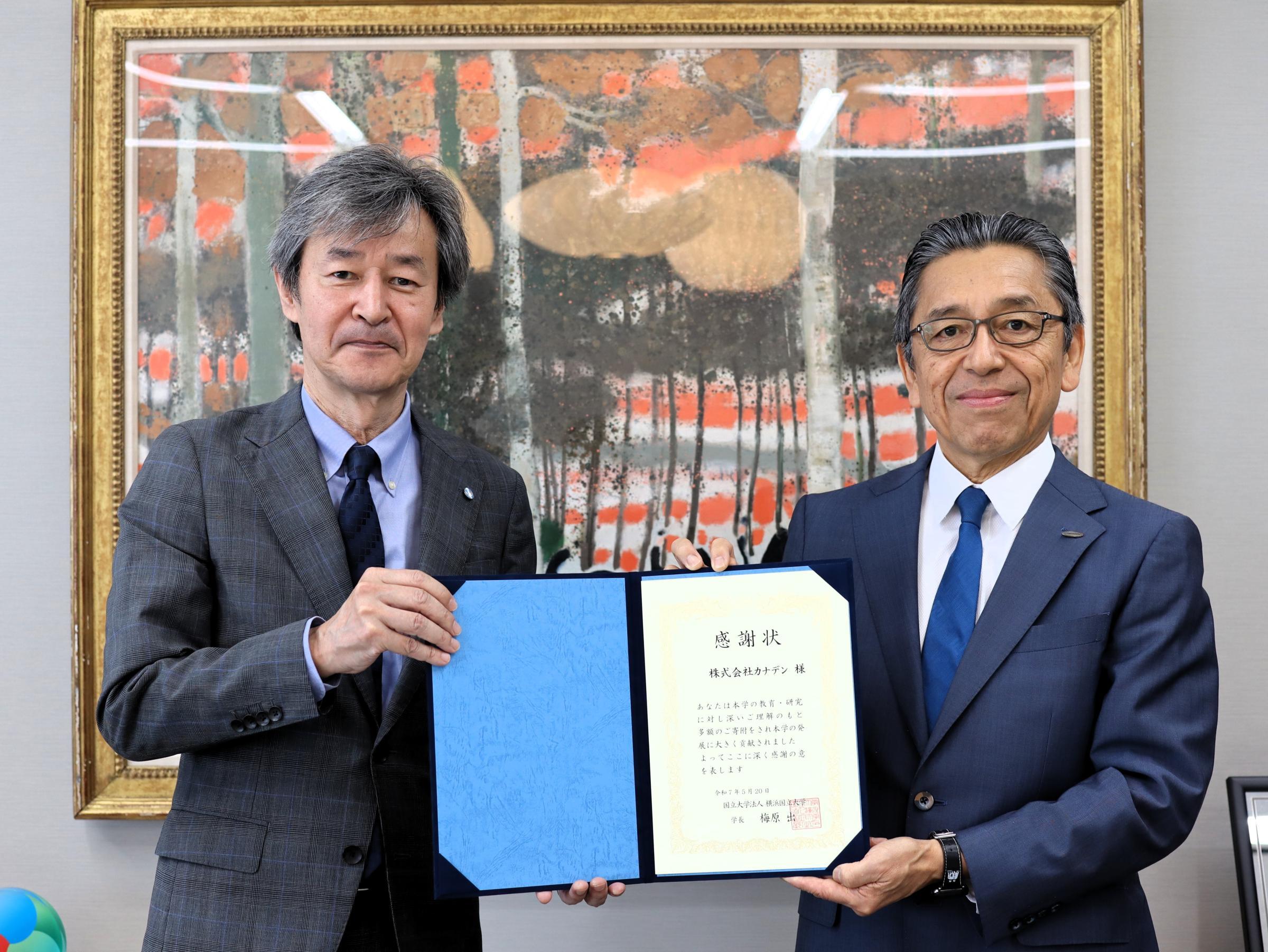 左から、梅原学長、株式会社カナデン 本橋伸幸代表取締役社長