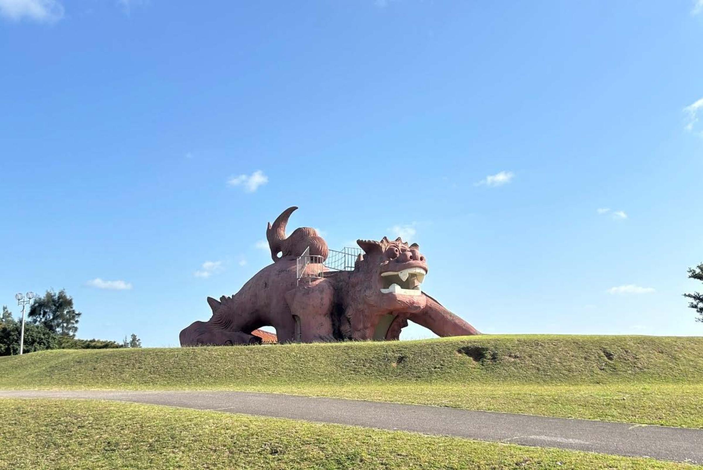 図2: 名前の由来となったカママミネ公園のシーサーの滑り台（画像提供：大平・中森）