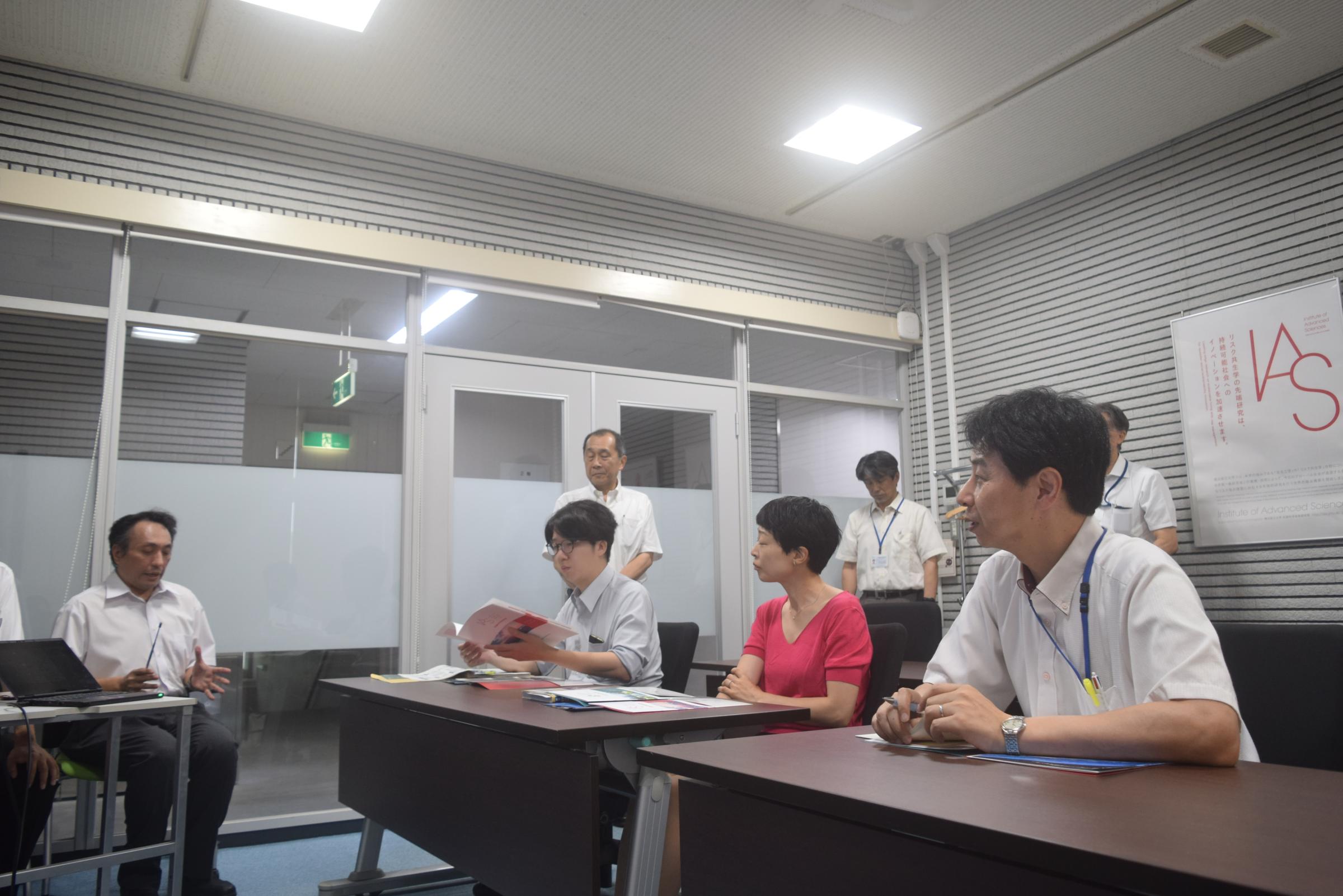 吉川副高等研究院長(中央奥)及び SQIE 真鍋センター長(左から1人目) から研究概要を説明