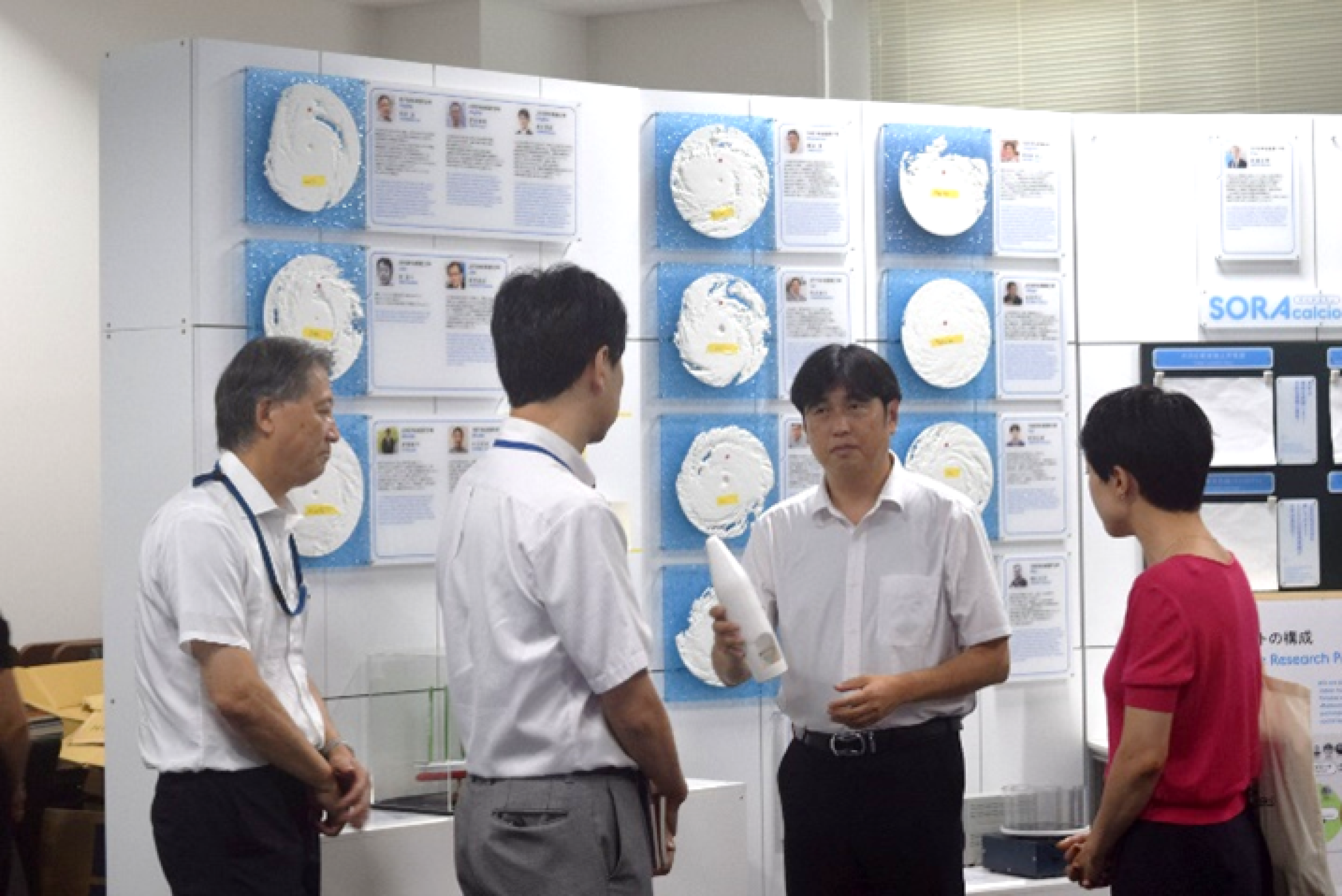 TRC 筆保センター長(右から2人目)から台風シミュレーターを説明