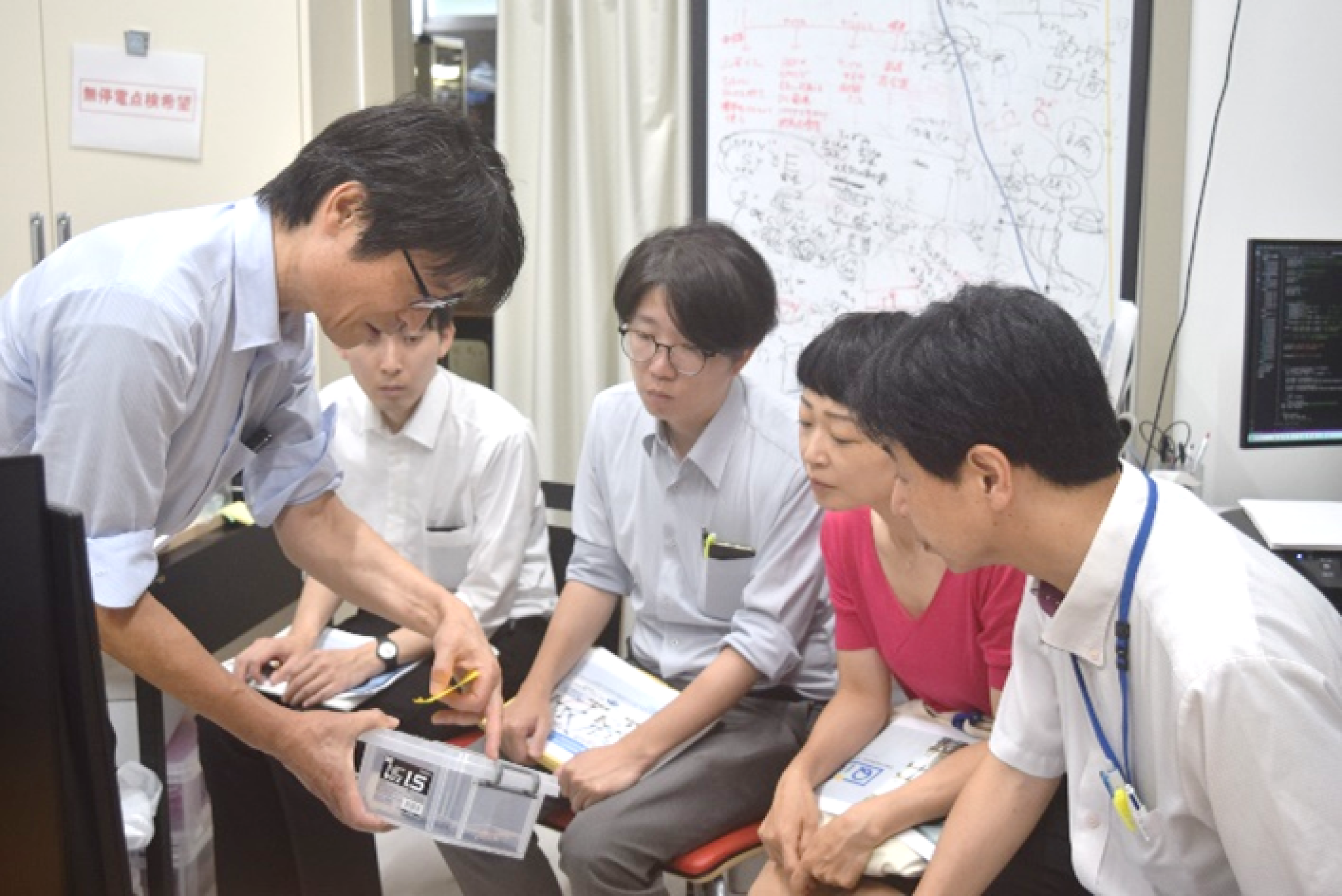 QIC 小坂センター長(左から1人目)から量子コンピュータの説明