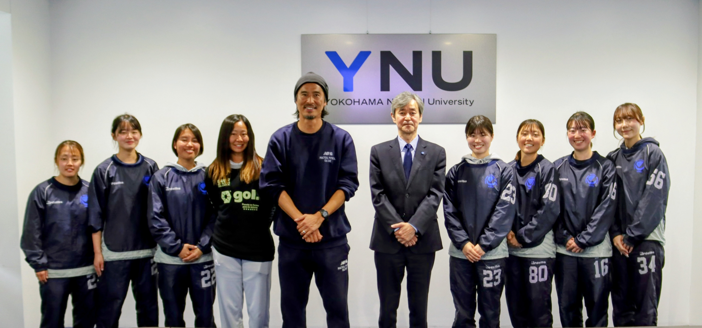 女子ラクロス部の部員とともに