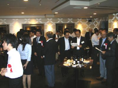 社員、OBが一同に会し、お互いの近況を報告