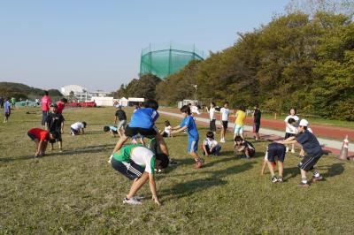 陸上教室で運動を楽しむ子どもたち