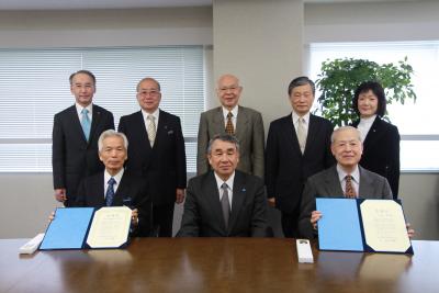 感謝状贈呈後の記念撮影(前列左から蛭田様、鈴木学長、太田様)