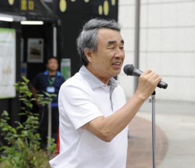 夏の装いで挨拶をする鈴木学長