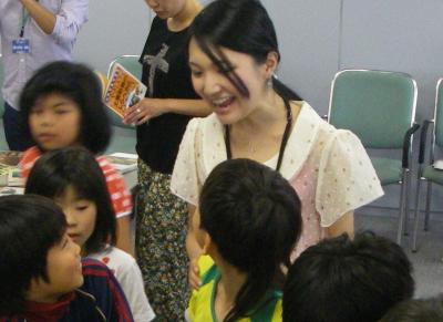 楽しげに子供と接する宮原さん