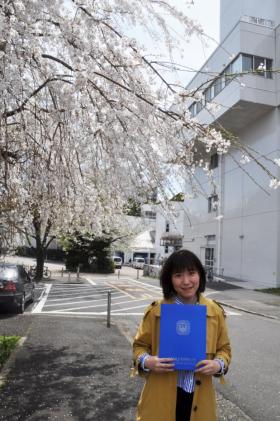 感謝状を贈呈された白さん Ms. Bai was presented a letter of appreciation