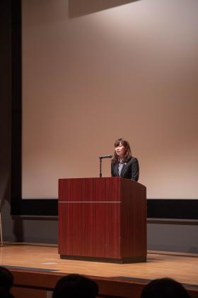 本学理工学部4年生 金井さんが派遣留学生を代表して決意表明スピーチを行いました