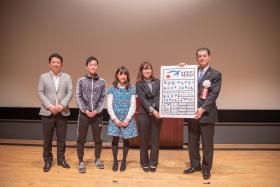 金井さんが第10期派遣留学生を代表して柴山文部科学大臣から記念品（トビタテのロゴが印刷されたステッカー）を受け取りました。