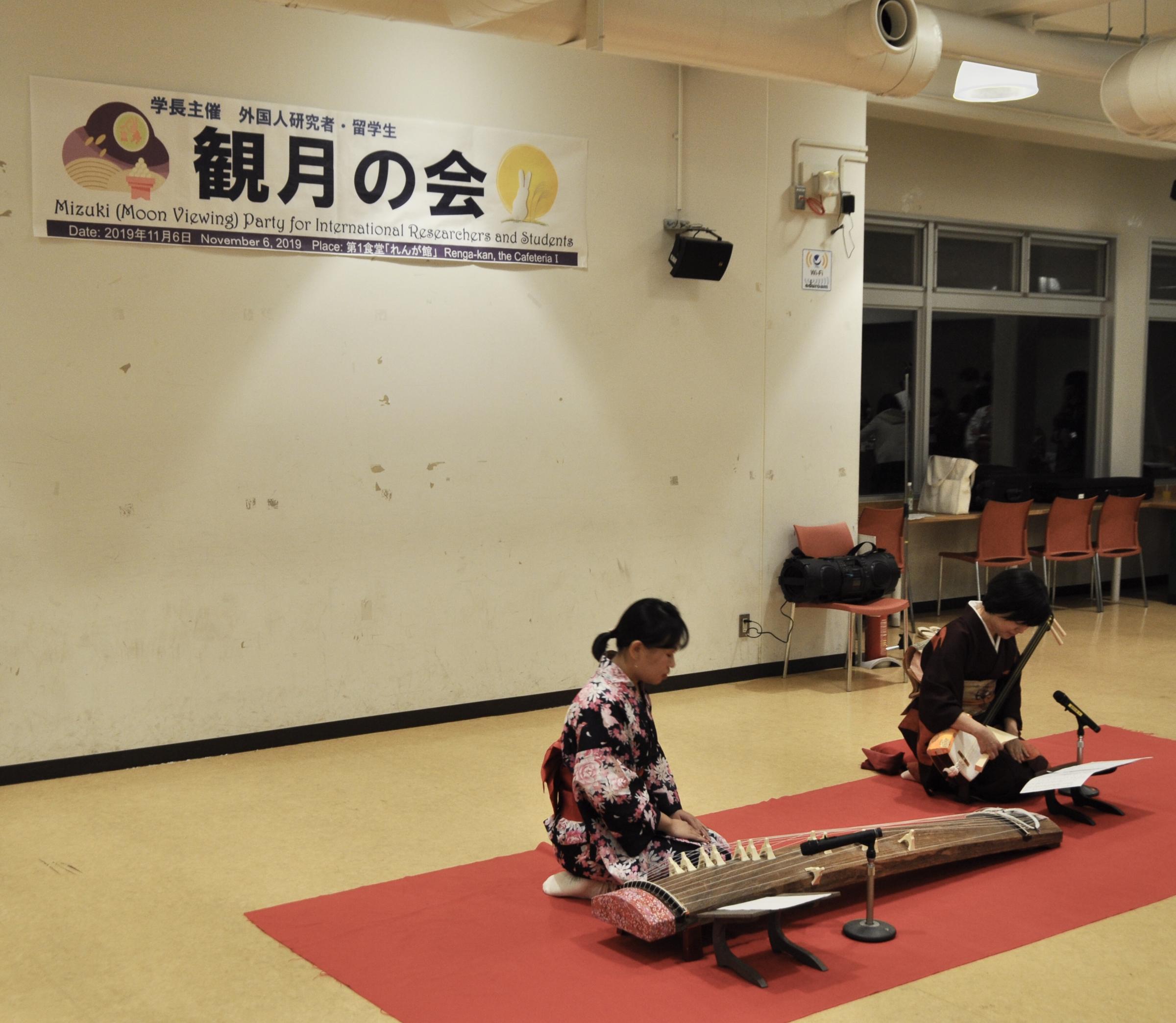 「留学生と語り合う会」および留学生による琴と三弦の演奏