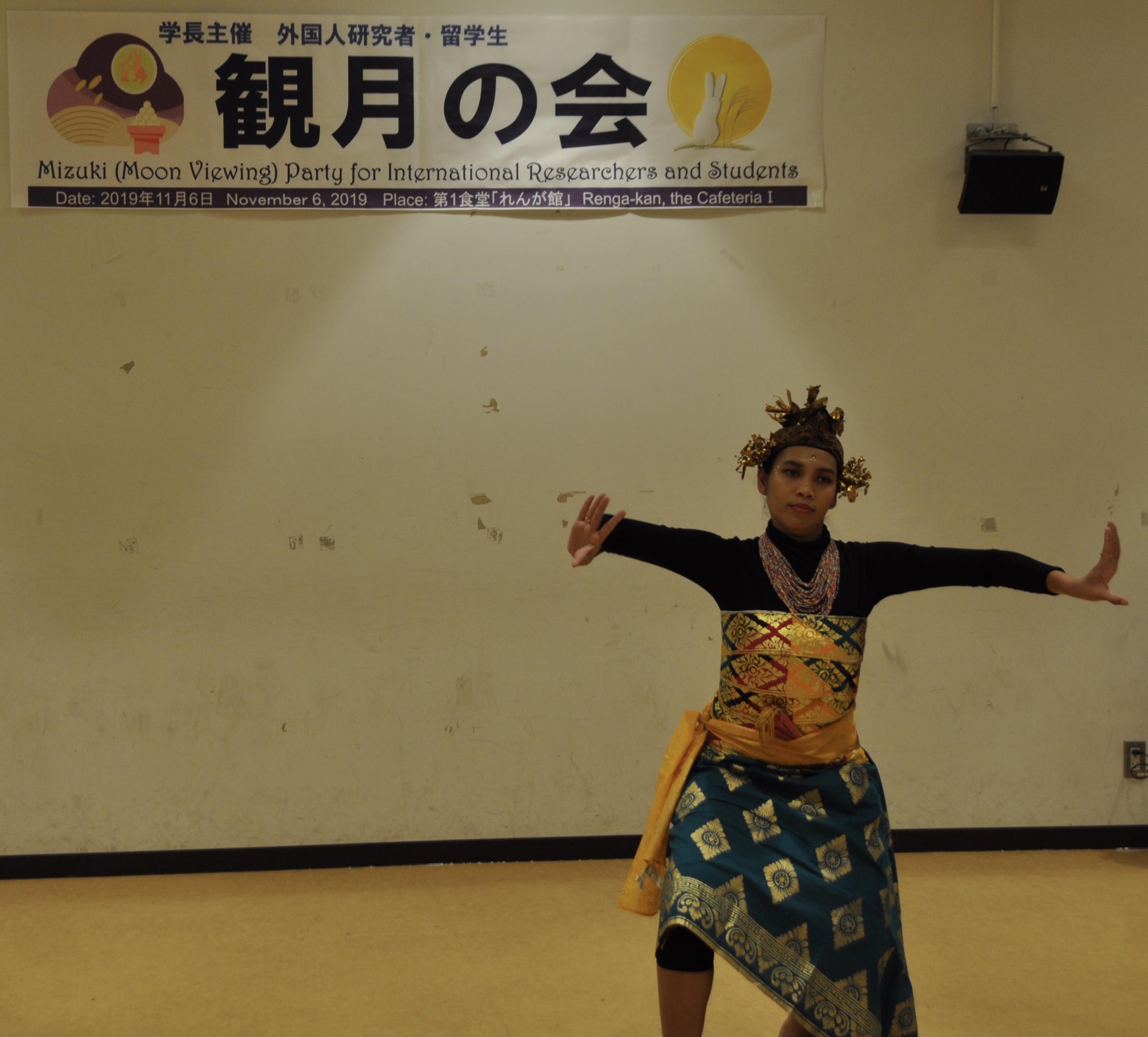 留学生によるインドネシアの伝統舞踊