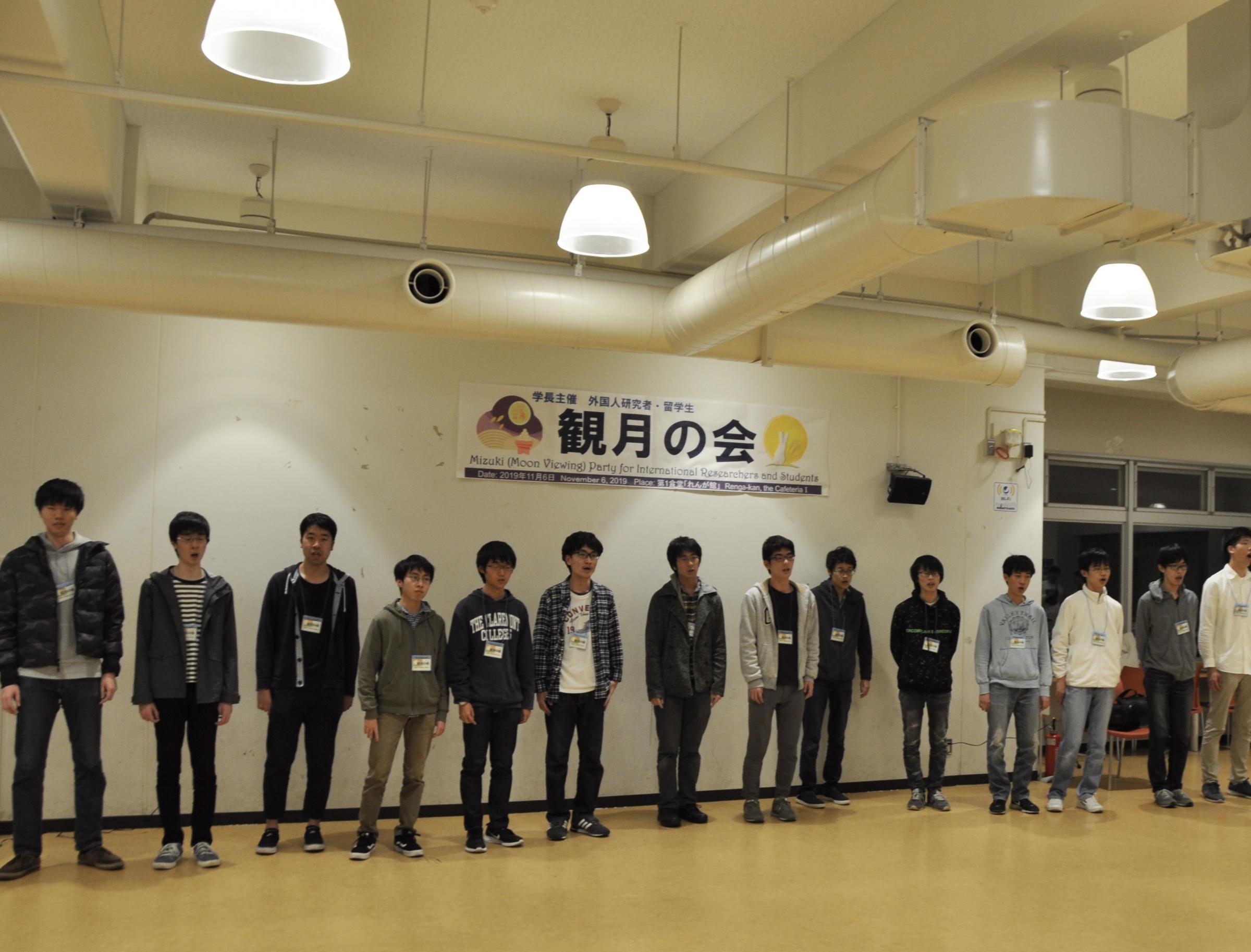 横浜国立大学グリークラブ有志の皆さんと学生歌「みはるかす」の斉唱